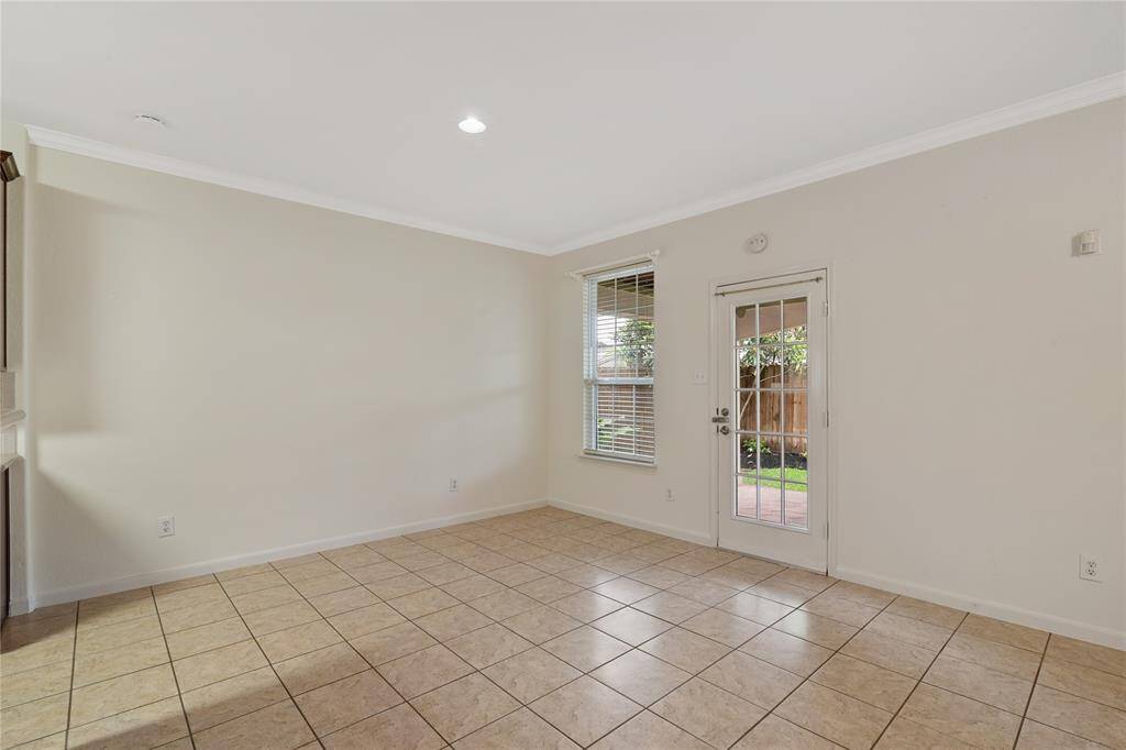 Large breakfast room with access sto covered patio.