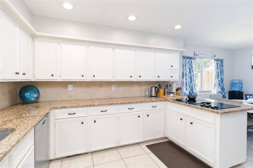 Wraparound granite counters in the kitchen.