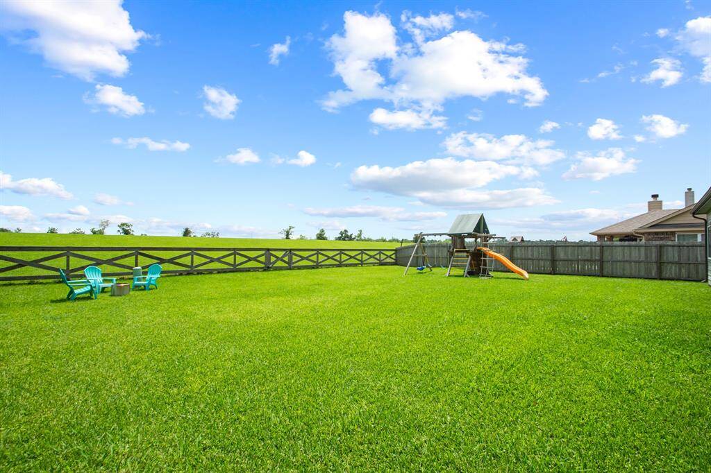 Nice sized yard!