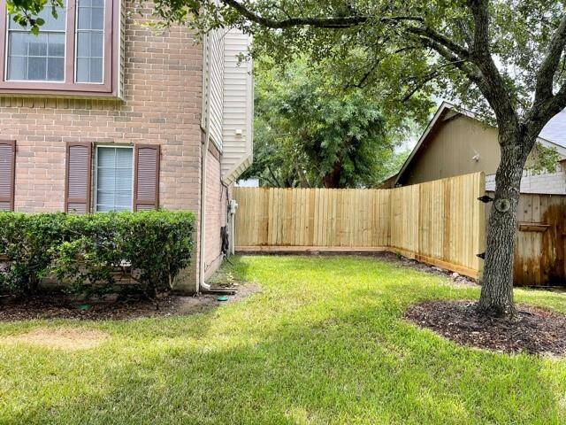 Newer full fence in back yard.
