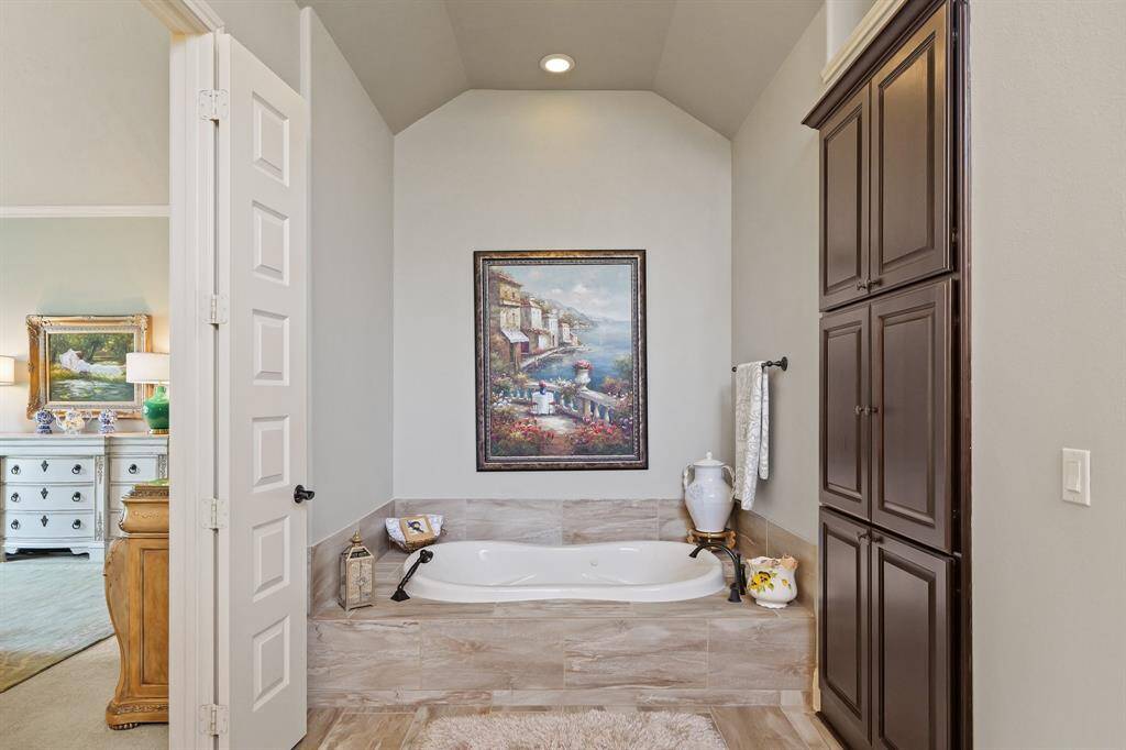 Primary en suite bathtub in its own niche. The linen closet is to the right.