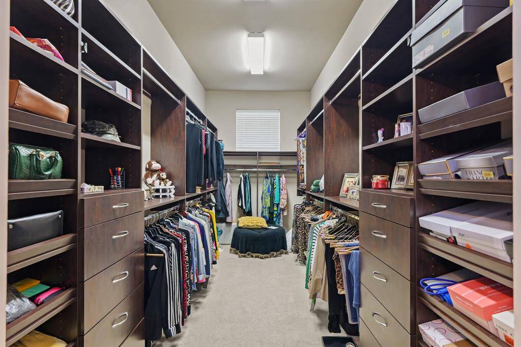 Walk and Wlak and Walk in closet.
