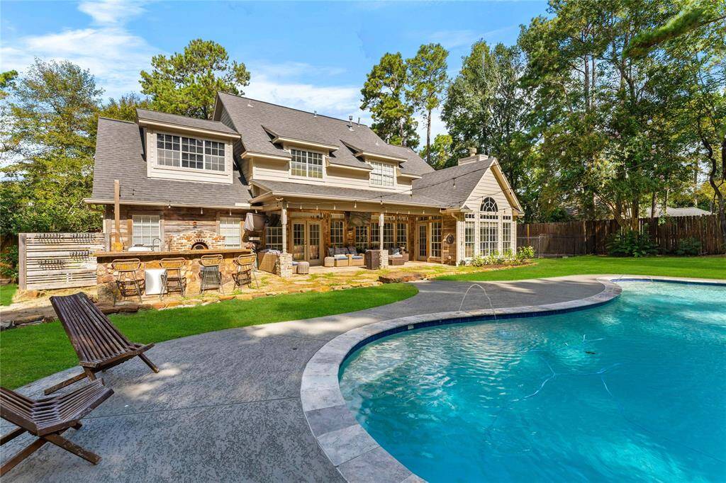 Large outdoor entertainment area with patio seating and a custom pizza oven!