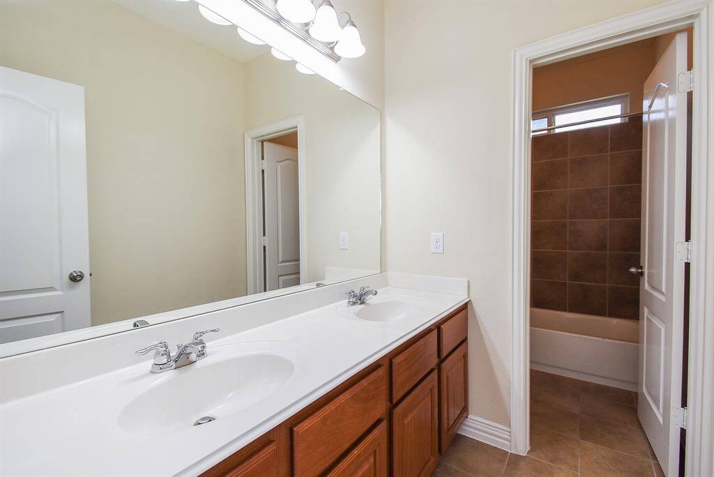 Secondary full Bathroom shareable by 2 bedrooms.