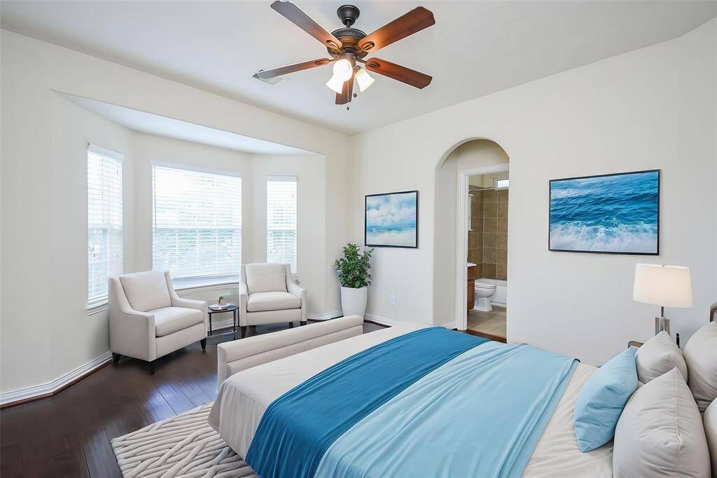 Guest Bedroom upstairs with Full Bathroom. (VS)