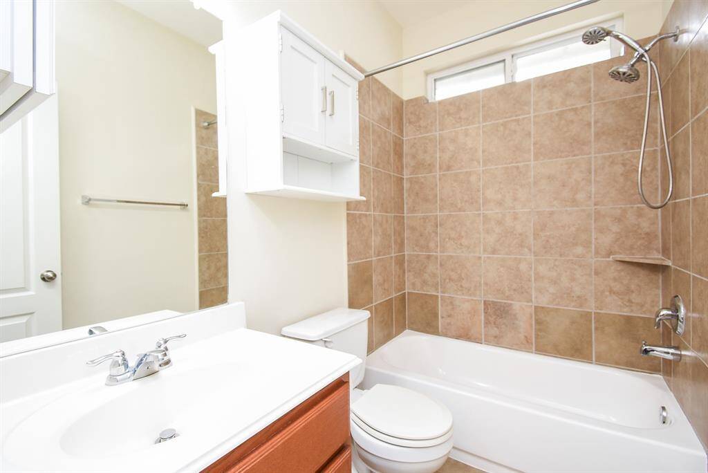 Secondary Full Bathroom