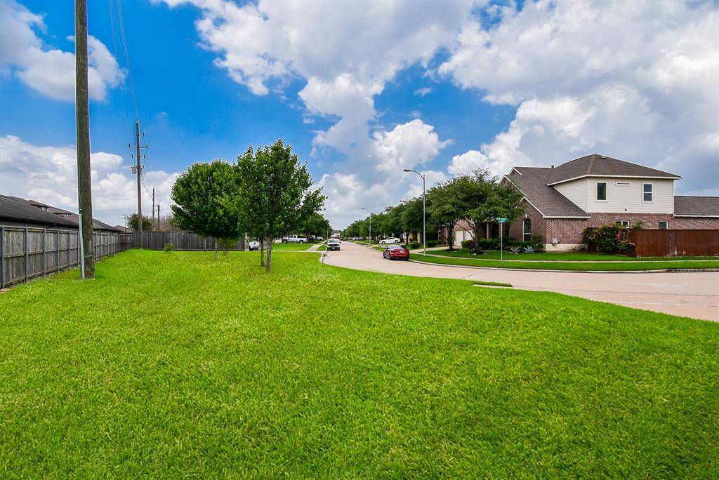 Large side yard - gives you extra space for kids to run & play.