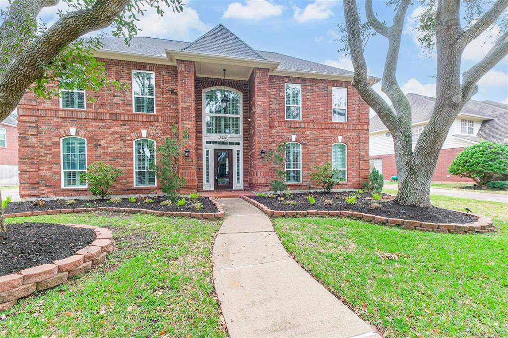 ELEGANT BRICK EXTERIOR WITHMATURE TREES ANDIMMACULATE LANDSCAPINGWELCOMES YOU HOME!
