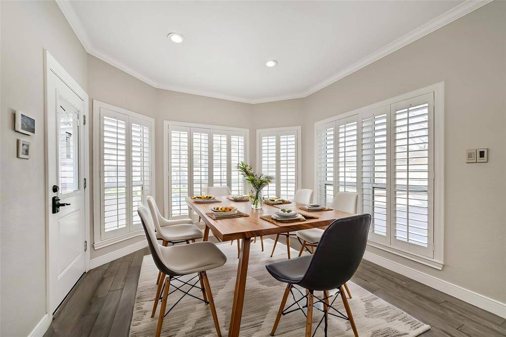 SUN-FILLED BREAKFAST NOOKSURROUNDED BY WALL-TO-WALLWINDOWS WITH PLANTATIONSHUTTERS. ***This room has beenvirtually staged.