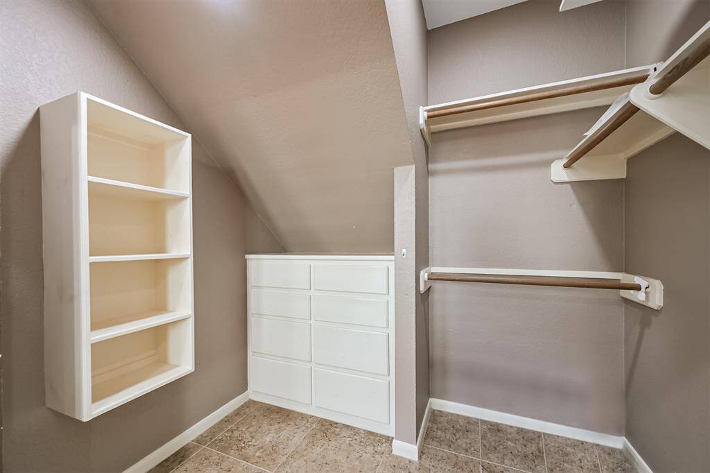 THIS CLOSET KEEPS THE HOUSEORGANIZED