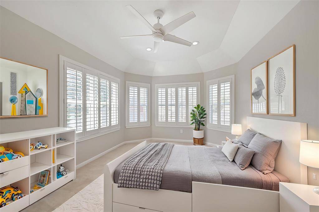 BEDROOM 4 WITH WALL-TO-WALL WINDOWS AND A HIGH CEILING, PERFECT FOR RELAXATION. **This room has been virtually staged.