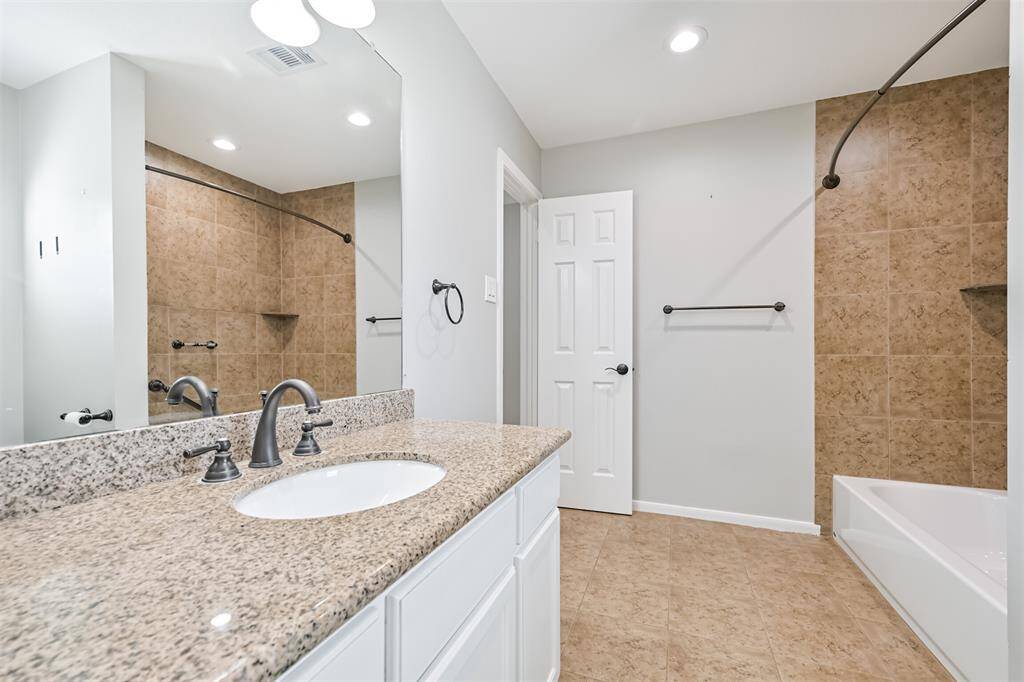 SPACIOUS FULL GUESTBATHROOM.