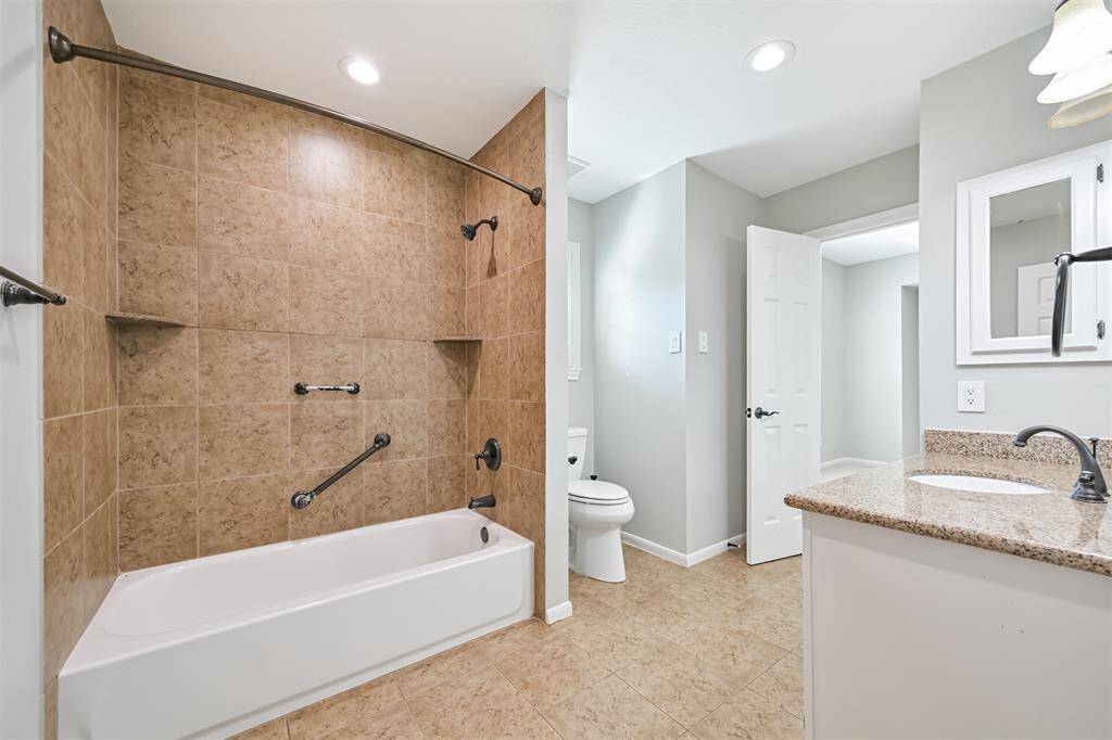 SPACIOUS BATHROOM WITHTILED TUB/COMBO FORFUNCTIONAL COMFORT.