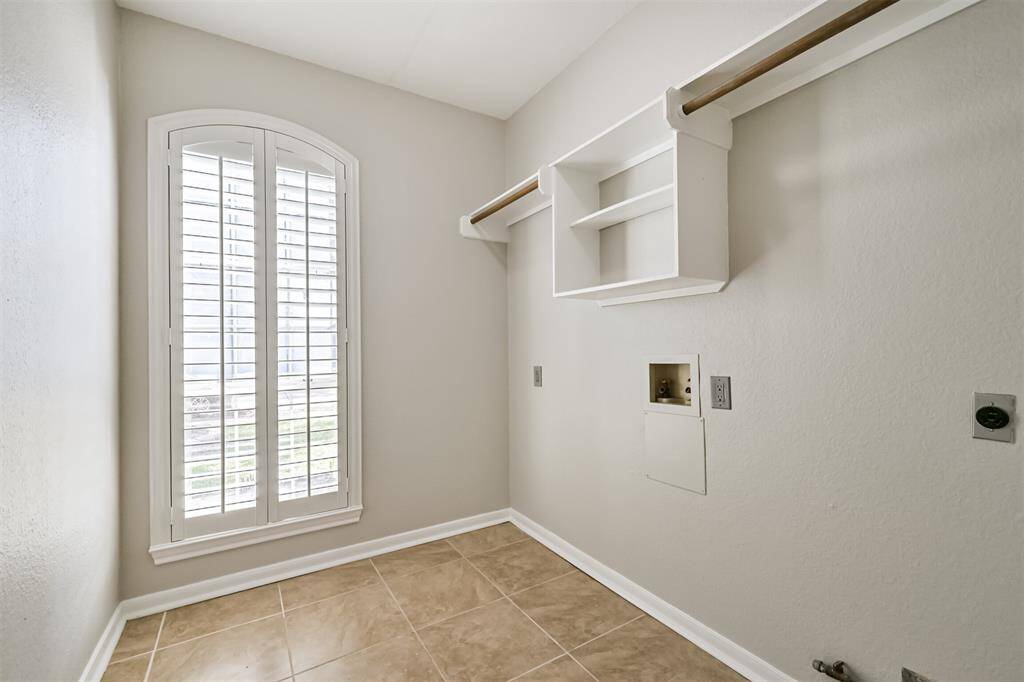 LARGE IN HOME UTILITYROOM WITH PLENTY OFSTORAGE AND NATURALLIGHT.