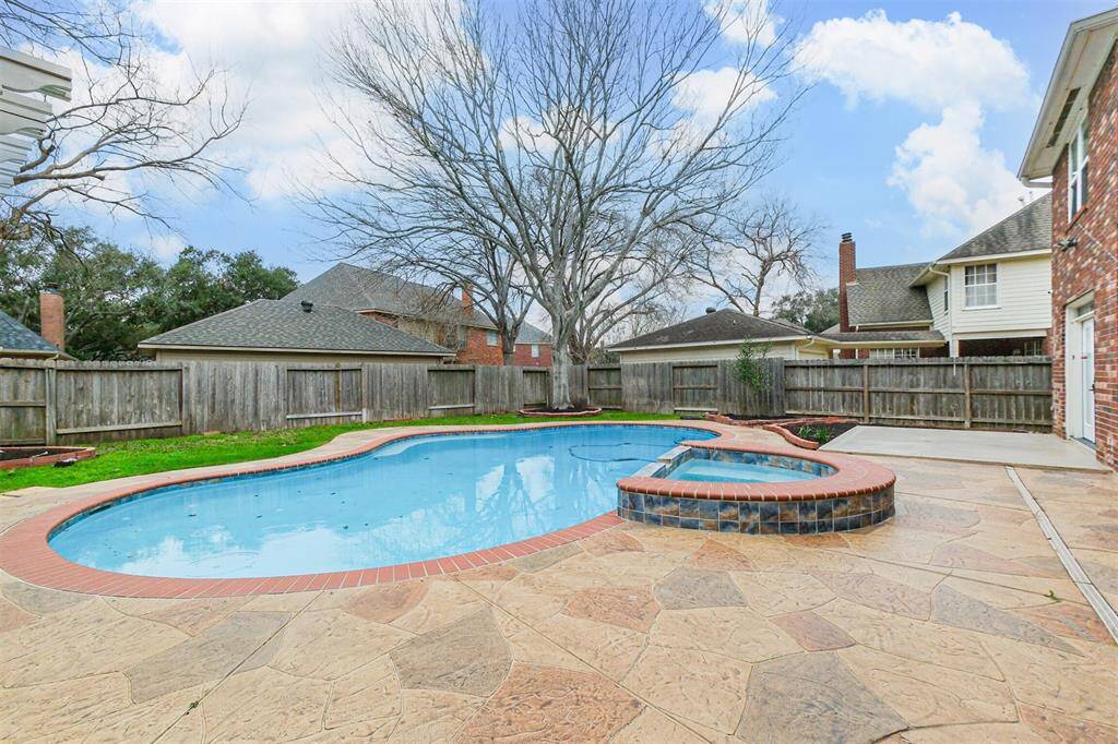 BACKYARD OASIS WITHSPARKLING POOL ANDRELAXING SPA, PERFECTFOR OUTDOORENTERTAINING!