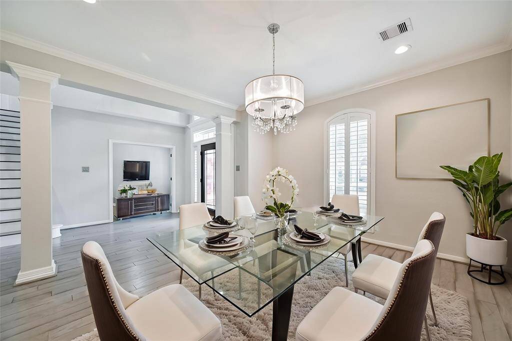 BRIGHT AND AIRY DINING ROOMFEATURING A STUNNINGCHANDELIER AND TALLWINDOWS. ***Room has beenvirtually staged.