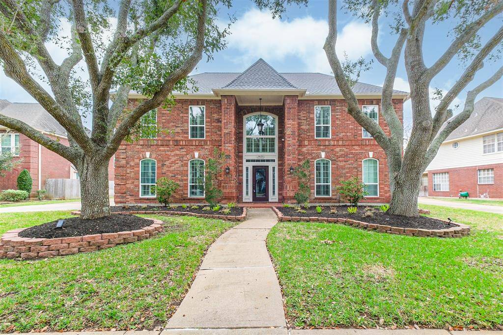 BEAUTIFULLY LANDSCAPEDFRONT YARD WITH AWINDING WALKWAY LEADINGTO THE GRAND ENTRANCE