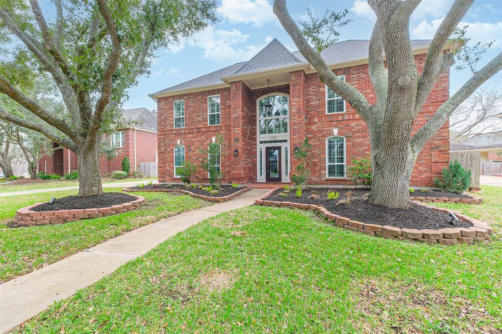 STUNNING CURB APPEALWITH LUSH GREENERY AND ASTRIKING RED-BRICKFAÇADE.