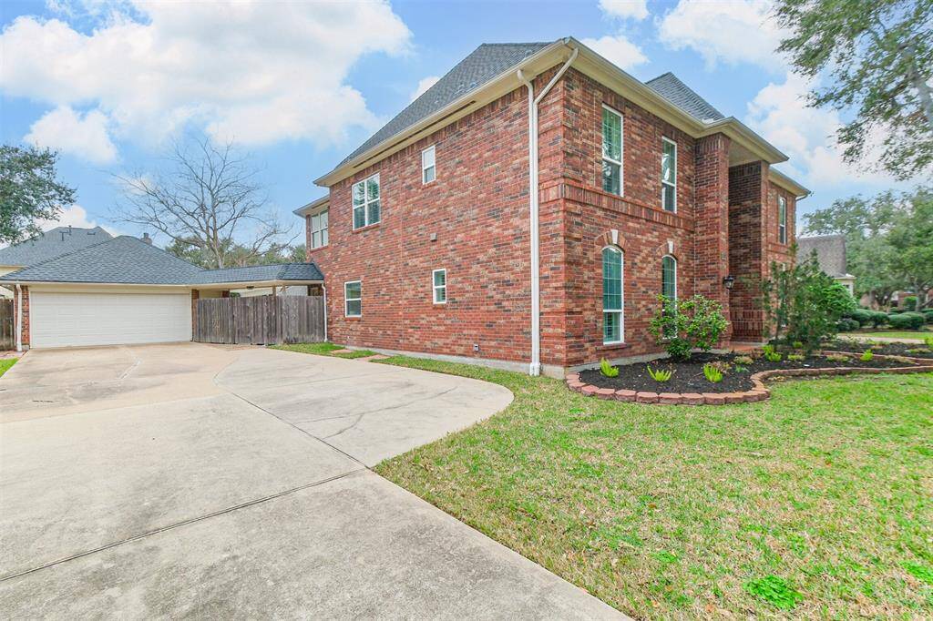 SPACIOUS DRIVEWAYLEADING TO A DETACHED 2-CAR GARAGE FOR AMPLEPARKING AND STORAGE.