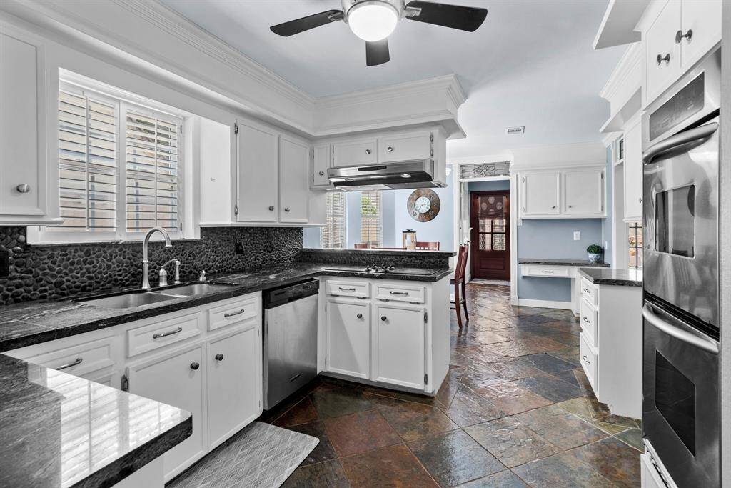 Step into this modern kitchen, wherefunctionality meets sophistication.