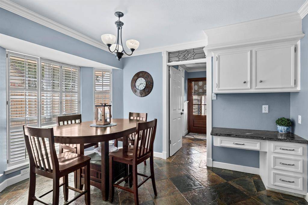 The breakfast room features largewindows with views in your backyardnear the back door.