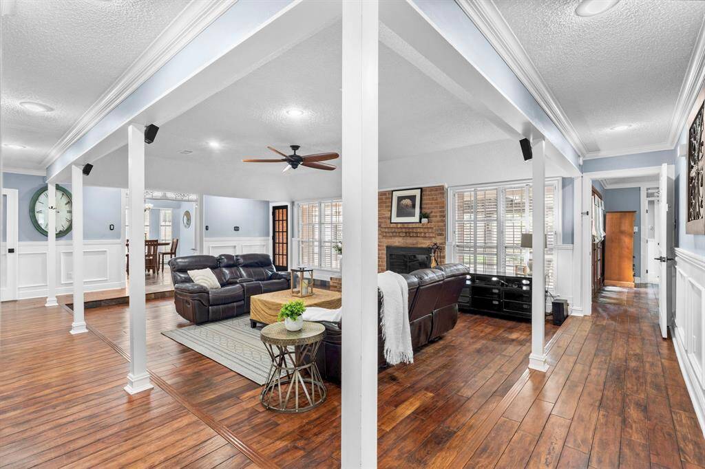 Welcome to a living room thateffortlessly combines comfort andstyle.