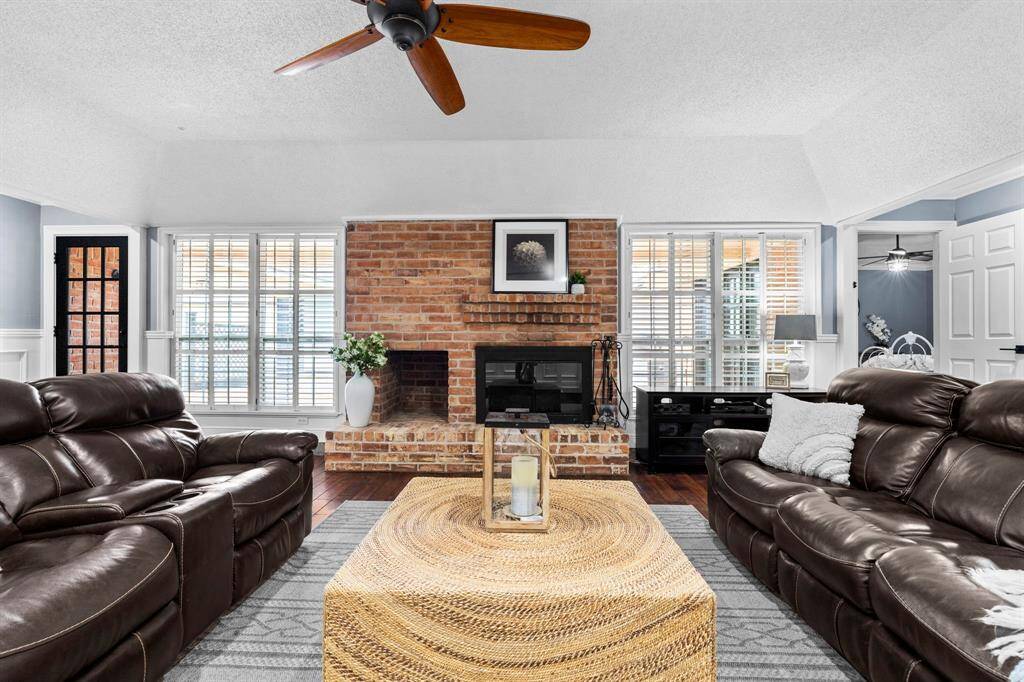 Abundant natural light poursthrough windows, creating a brightand inviting atmosphere.