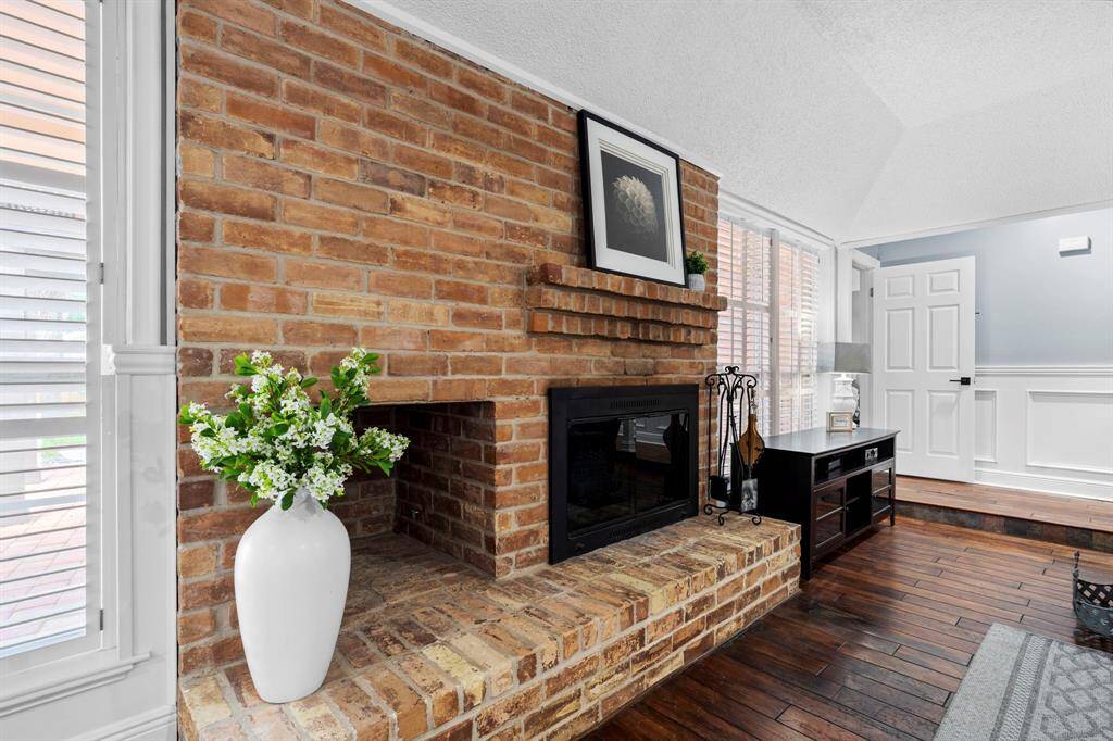 At the heart of the space, a fireplaceadds a cozy focal point, providingwarmth and charm.
