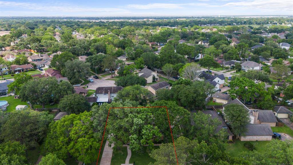 Come and see this spaciousbackyard!
