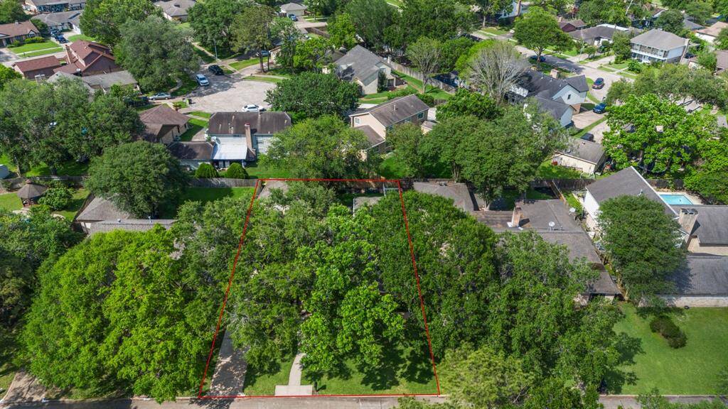 This home sits in Quail Valley Glenn Lakes.