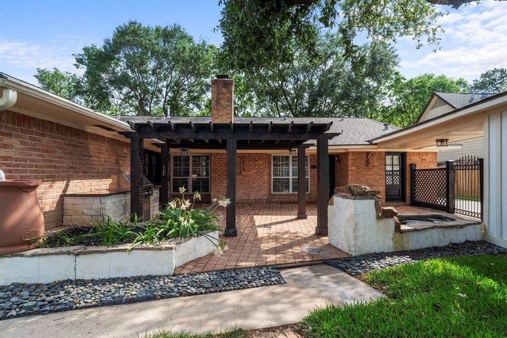 Step into the backyard oasis, with alarge covered patio, creating aninviting outdoor retreat.