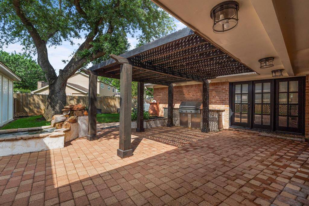 Surrounded by the beauty of theoutdoors, the large covered patiobecomes an extension of the home'sliving space.