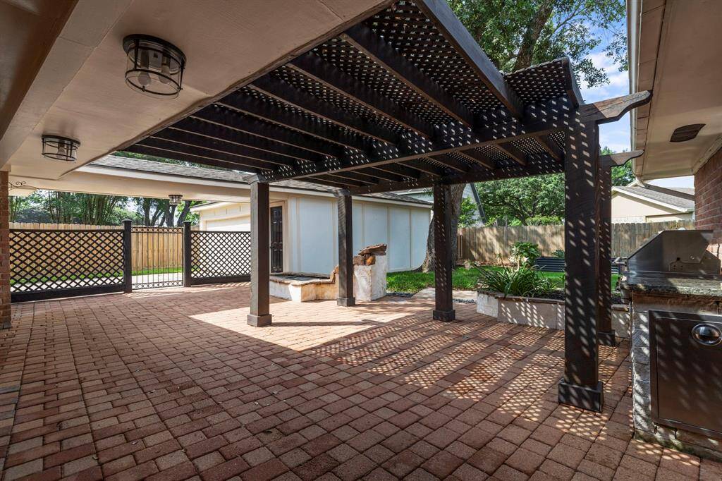The large covered patio is perfect forentertaining family and friends.