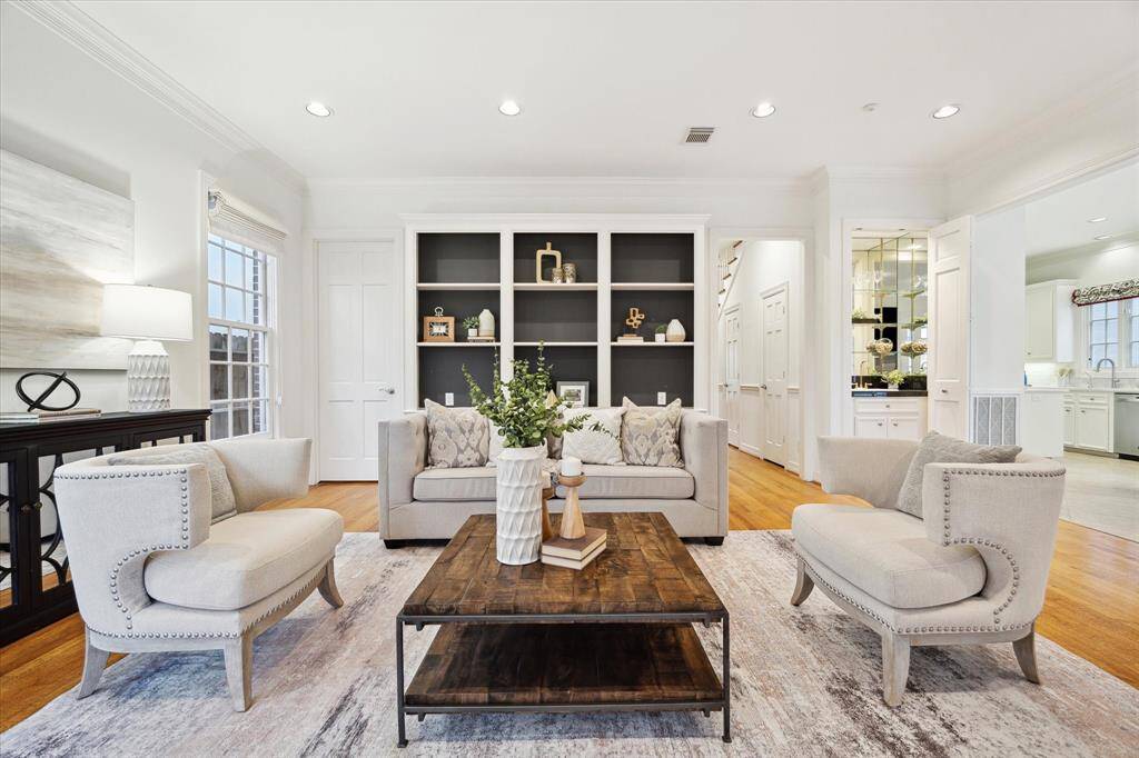 Note the built ins!  Great storage.