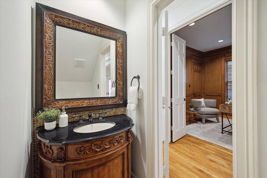 POWDER ROOM.   A little hint of "Bridgerton" with this stand alone vanity!