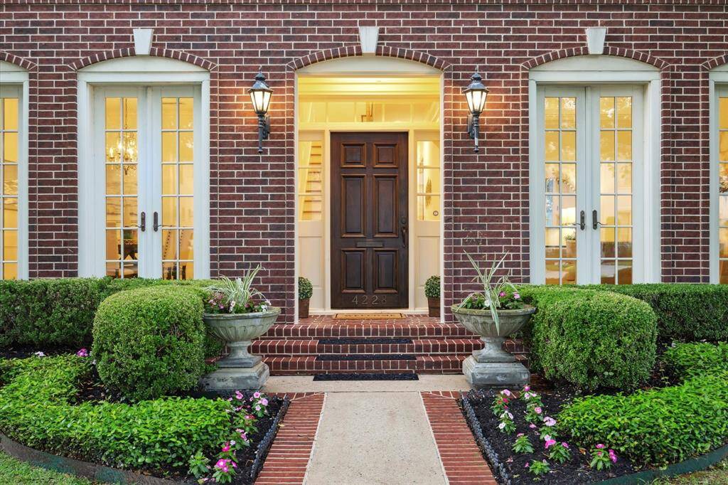 WELCOMING FRONT PORCH