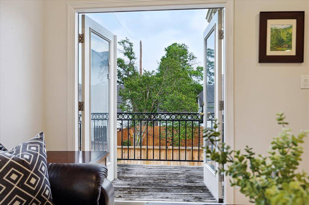 The garage apartment even has it's own balcony!