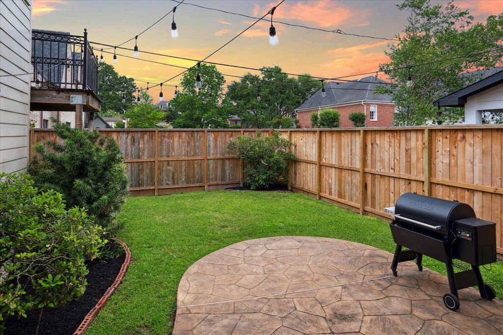 BACK YARD.  Thanks to the 6250sf lot, the back yard is spacious and feels even larger because the lot behind is green space belonging to the neighbor.
