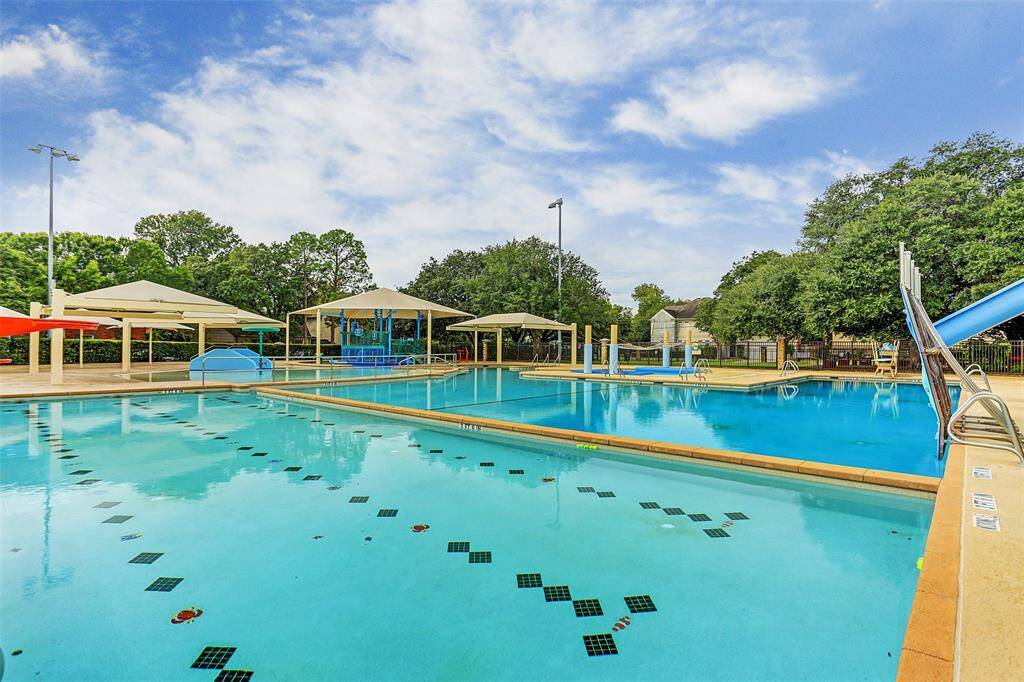 COLONIAL PARK POOL.  A pool on your doorstep without the hassle of owning one!