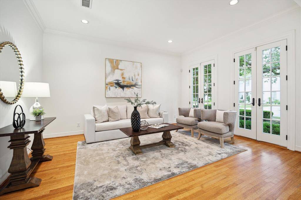 Note the patio doors which let in lots of lovely natural light.