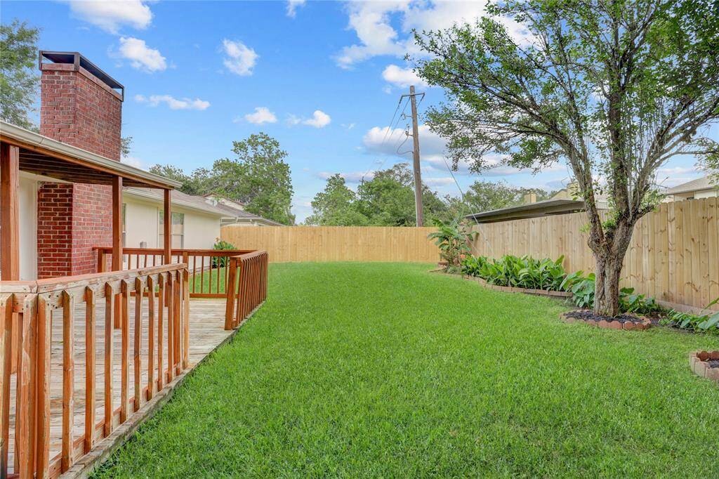 This yard is well maintained and perfect for kids or pets to play.