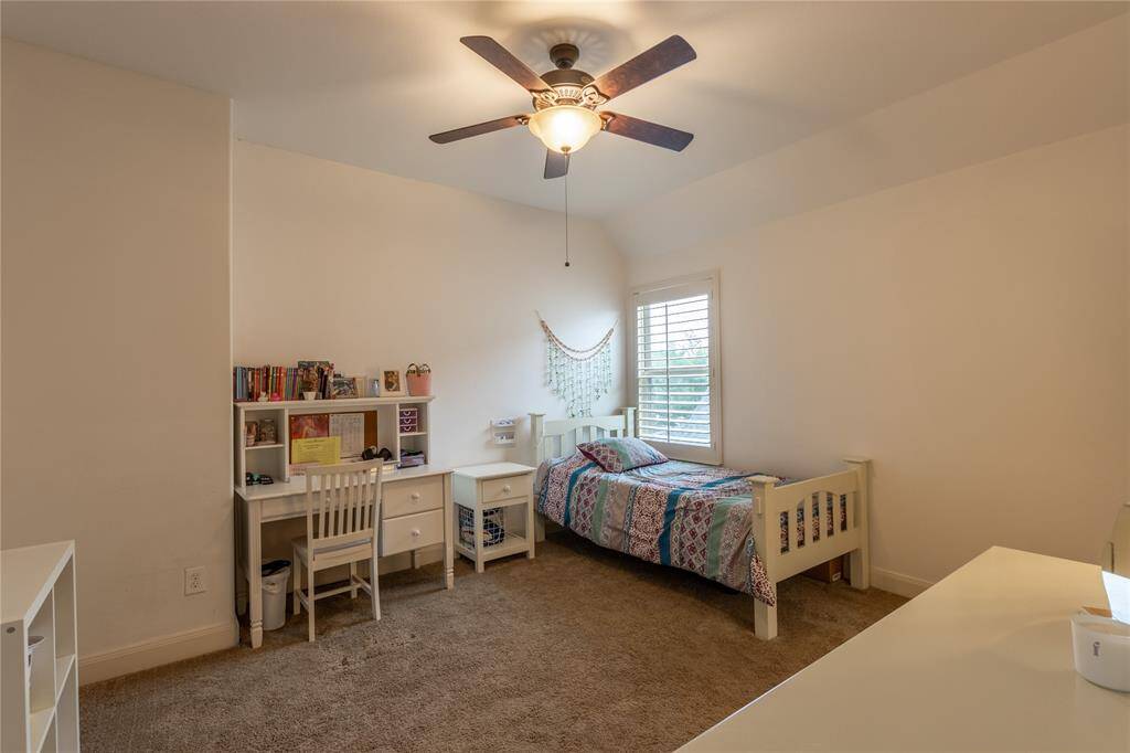 Secondary bedroom.