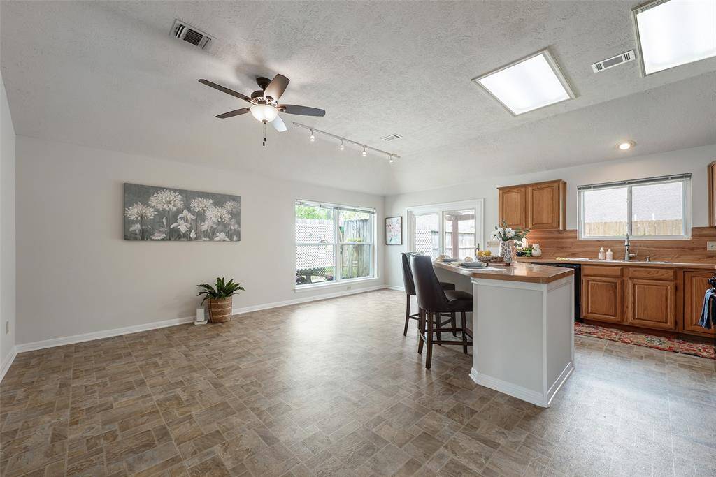 Lots of great lighting in this space.