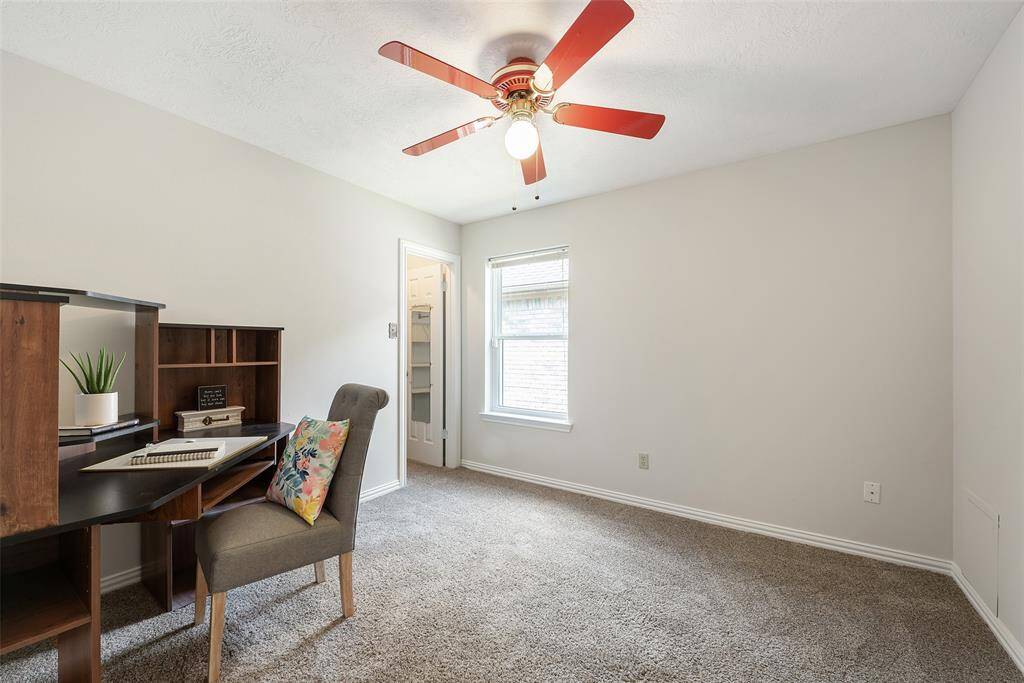 Secondary bedroom.