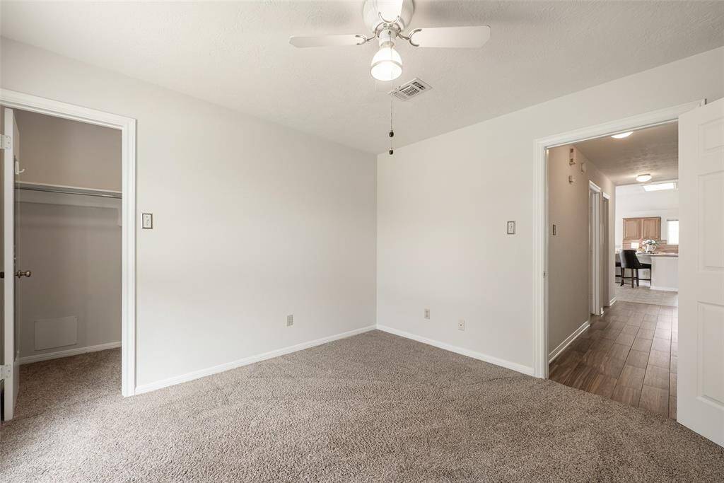 Secondary bedroom.