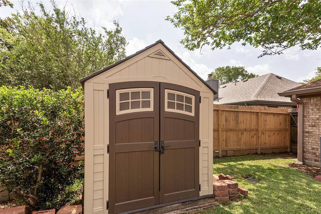 Cute & convenient backyard storage shed.