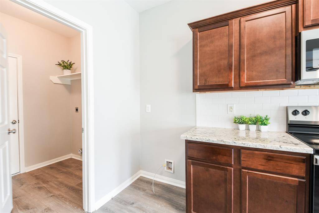 LAUNDRY ROOM IS IN THE MUD ROOM ON THE 1ST FLOOR BETWEEN KITCHEN AND GARAGE!