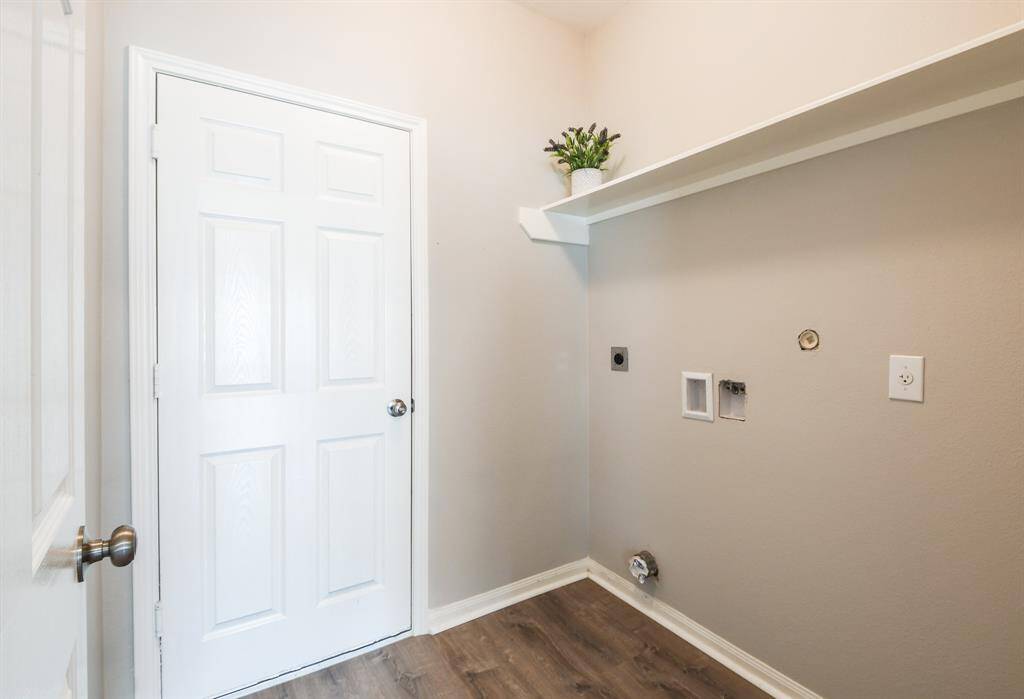LAUNDRY/MUD ROOM WITH SHELVING