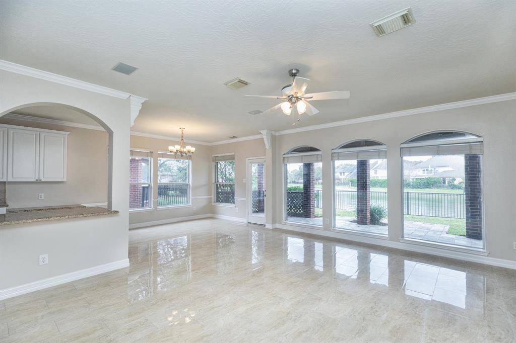 Porcelain tiles thru the 1st floor. Open kitchen and breakfast area overlook the entire family room