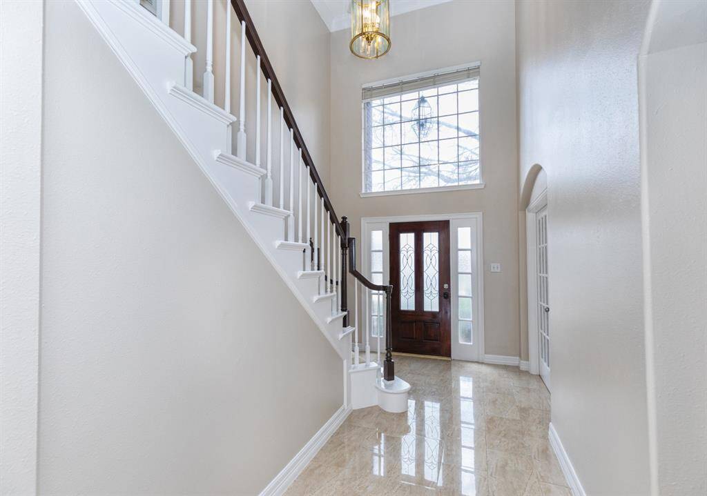 Vaulted high ceiling in foyer